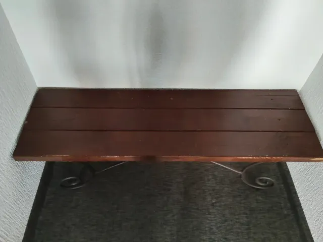 Banco de madera con patas de metal