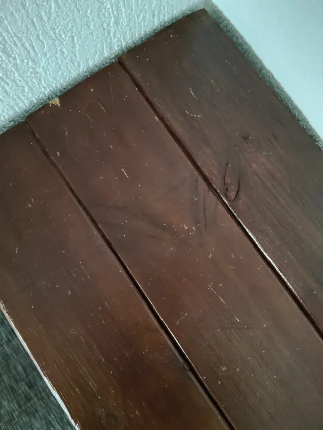 Banco de madera con patas de metal