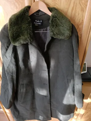 Abrigo Moda Difusión verde con cuello de pelo