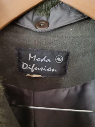 Abrigo Moda Difusión verde con cuello de pelo