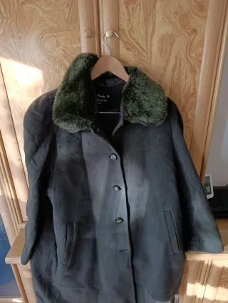 Abrigo Moda Difusión verde con cuello de pelo