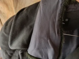 Abrigo Moda Difusión verde con cuello de pelo