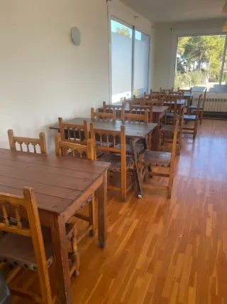 14 mesas rústicas y 84 sillas madera/cuero