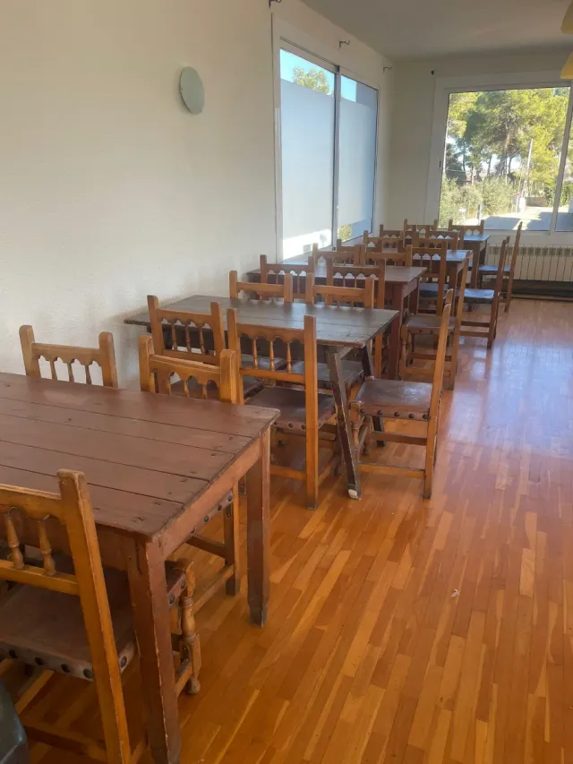 14 mesas rústicas y 84 sillas madera/cuero