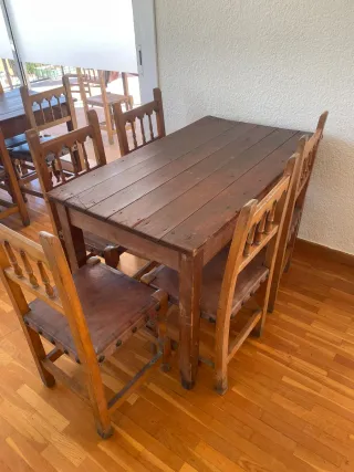 14 mesas rústicas y 84 sillas madera/cuero