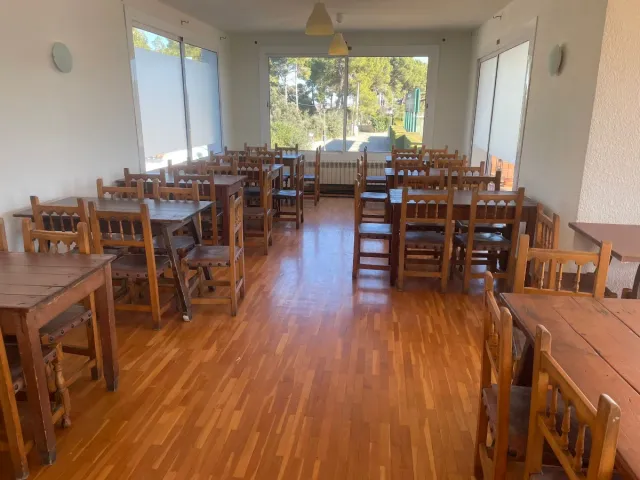 14 mesas rústicas y 84 sillas madera/cuero