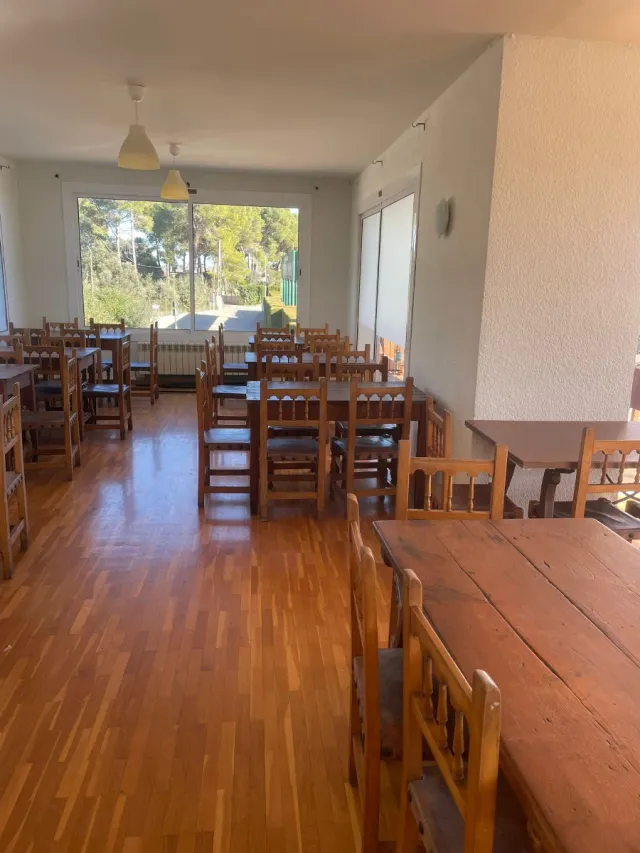 14 mesas rústicas y 84 sillas madera/cuero