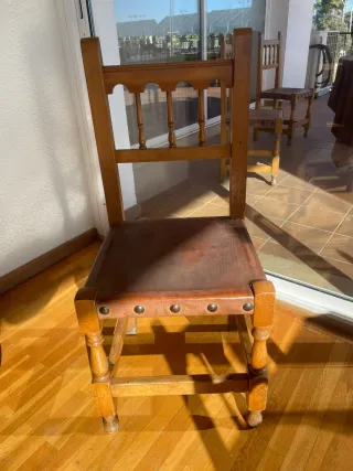 14 mesas rústicas y 84 sillas madera/cuero