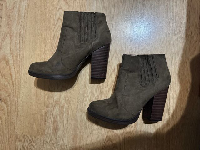 Botines tacón caqui