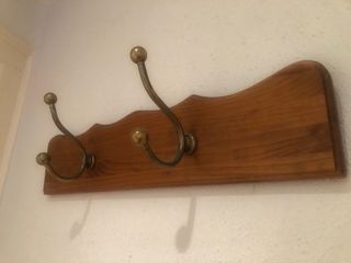 Perchero madera y metal dorado