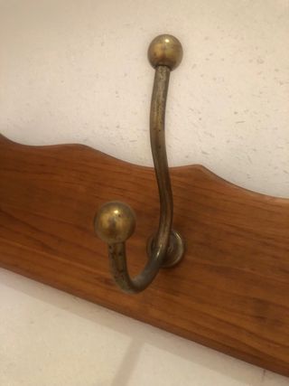 Perchero madera y metal dorado