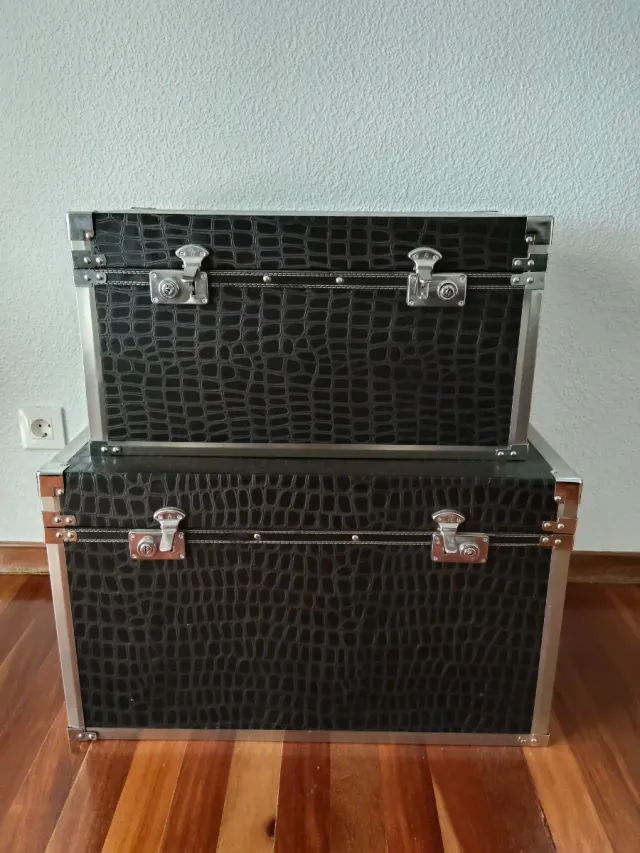 Baúl negro con detalles plateados