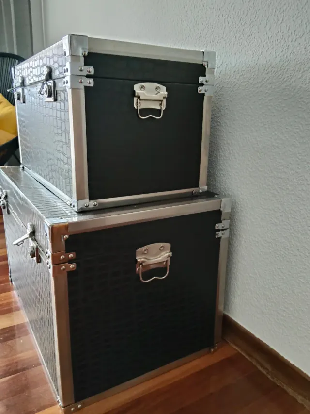 Baúl negro con detalles plateados