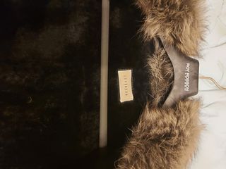 Abrigo de piel negro con cuello de pelo