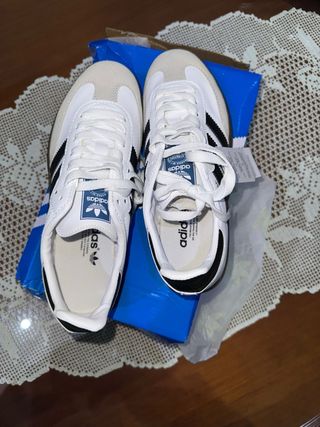 Zapatillas Blancas y Negras