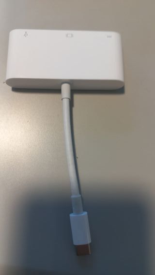 Adaptador USB-C a VGA, USB-A y Carga