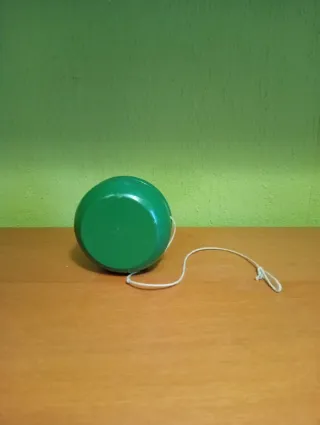 Pagliaccio di legno da appendere, yoyo in regalo