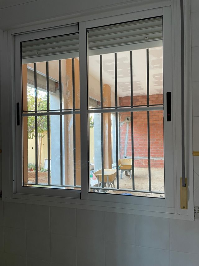 Ventana aluminio con persiana 128x142