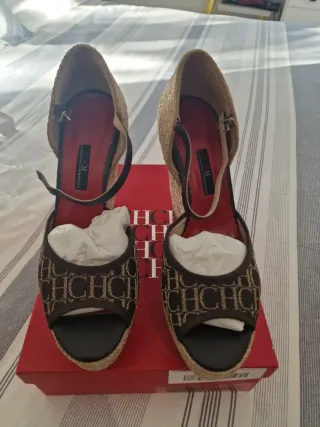 Sandalias cuña Carolina Herrera marrones y doradas