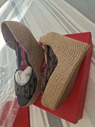 Sandalias cuña Carolina Herrera marrones y doradas