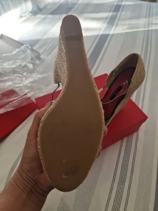 Sandalias cuña Carolina Herrera marrones y doradas