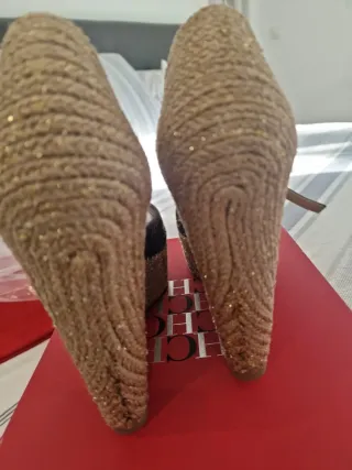 Sandalias cuña Carolina Herrera marrones y doradas