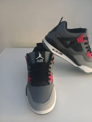 Zapatillas Jordan Grises y Rojas son ivitacion