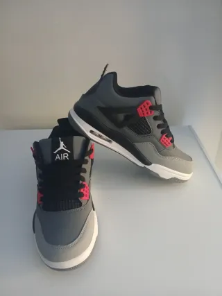 Zapatillas Jordan Grises y Rojas son ivitacion