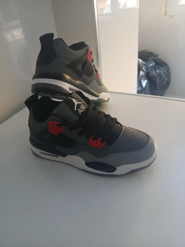 Zapatillas Jordan Grises y Rojas son ivitacion