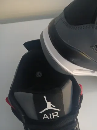 Zapatillas Jordan Grises y Rojas son ivitacion