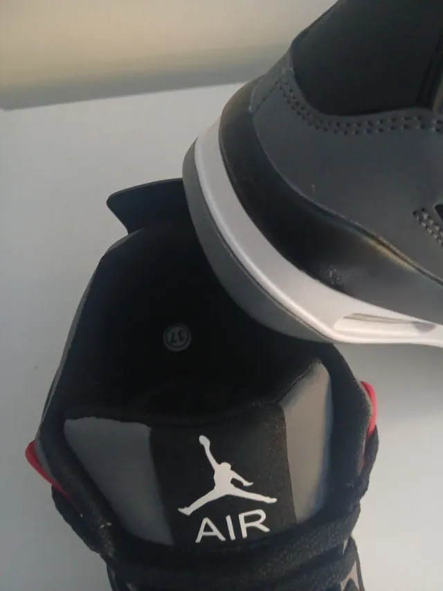 Zapatillas Jordan Grises y Rojas son ivitacion