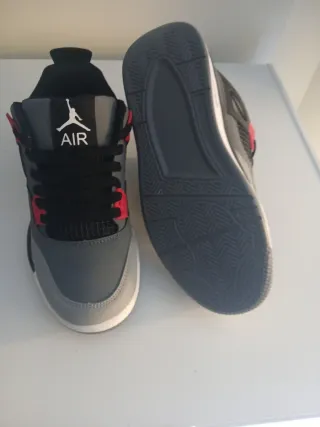Zapatillas Jordan Grises y Rojas son ivitacion