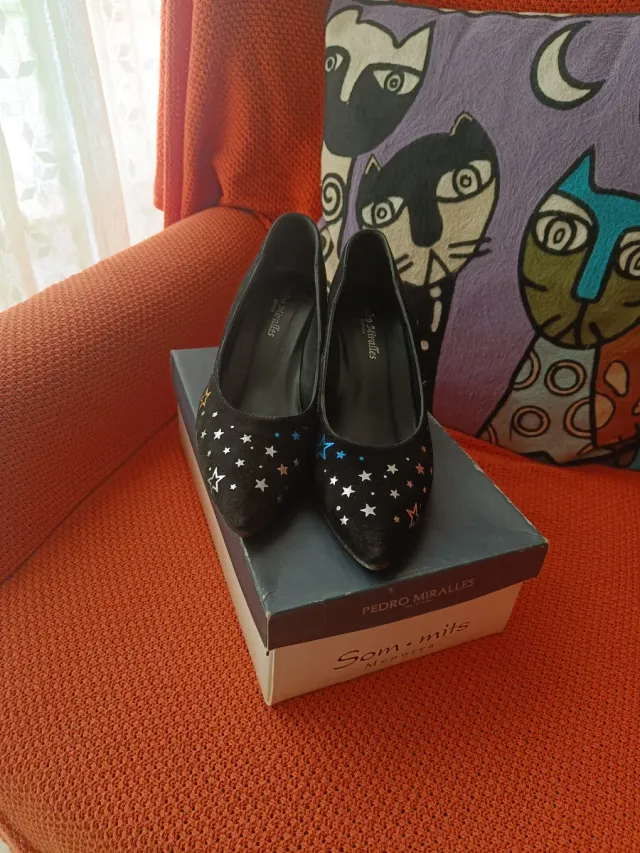 Zapatos terciopelo negro estrellas Pedro Miralles
