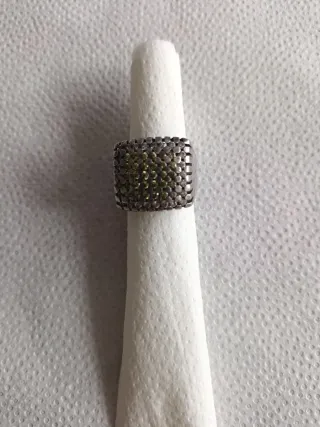 Anillo de plata con piedras verdes