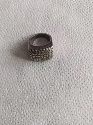 Anillo de plata con piedras verdes