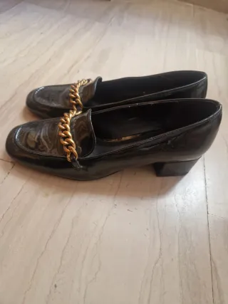 Mocasines negros tacón medio con cadena