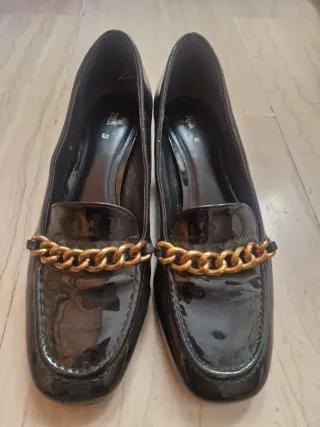 Mocasines negros tacón medio con cadena