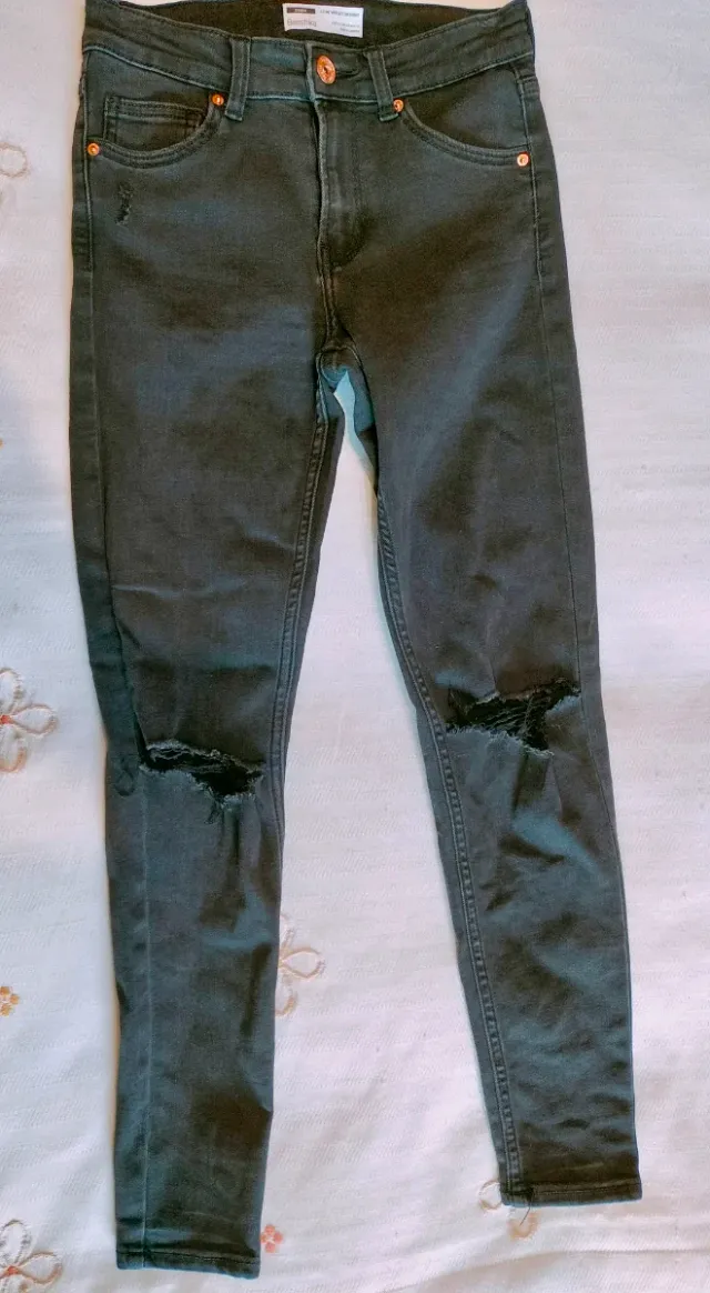 Vaqueros negros pitillo rotos