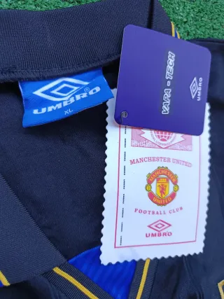 Camiseta Retro Cantona 7 ManU Umbro Negra