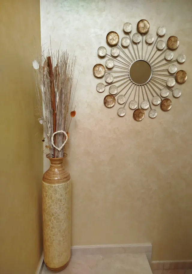 Jarrón Decorativo y Espejo