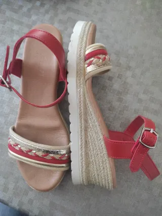 Sandalias cuña doradas y rojas