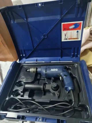 Lote de herramientas varias con taladro.