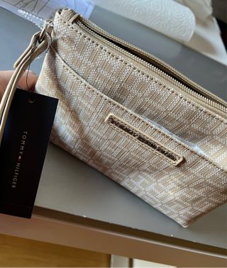 Cartera Tommy Hilfiger con etiqueta.