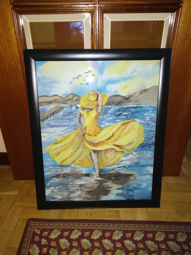 Cuadro arena de colores mujer vestido amarillo