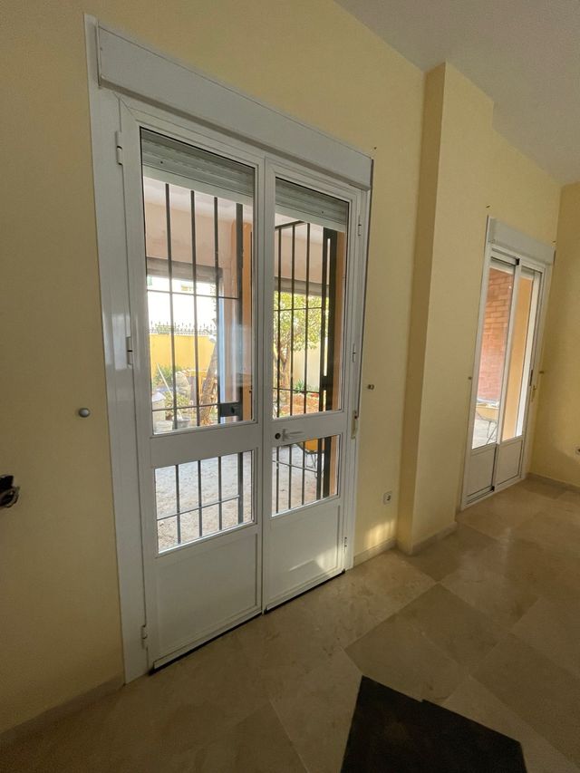 Cierre aluminio blanco con persiana 128x247