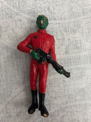 Figura V lagarto con rifle