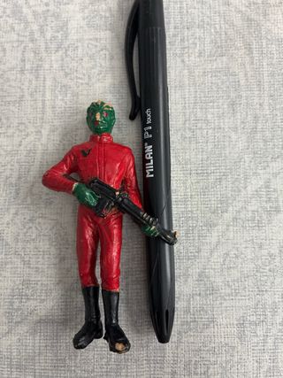 Figura V lagarto con rifle