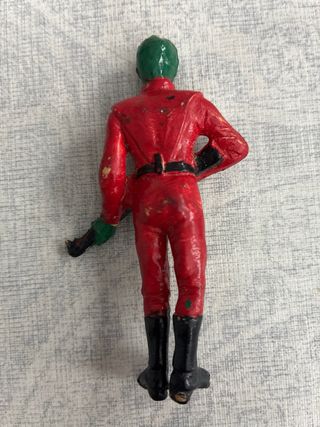 Figura V lagarto con rifle