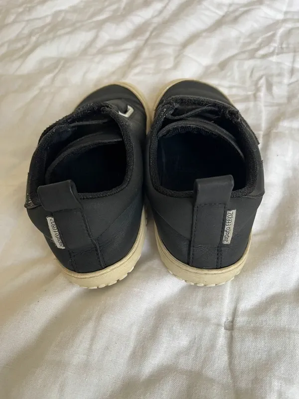 Zapatos Feroz + Regalo Zapatillas Barefoot. T32