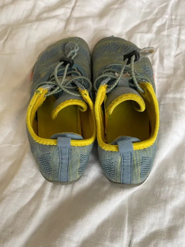 Zapatos Feroz + Regalo Zapatillas Barefoot. T32